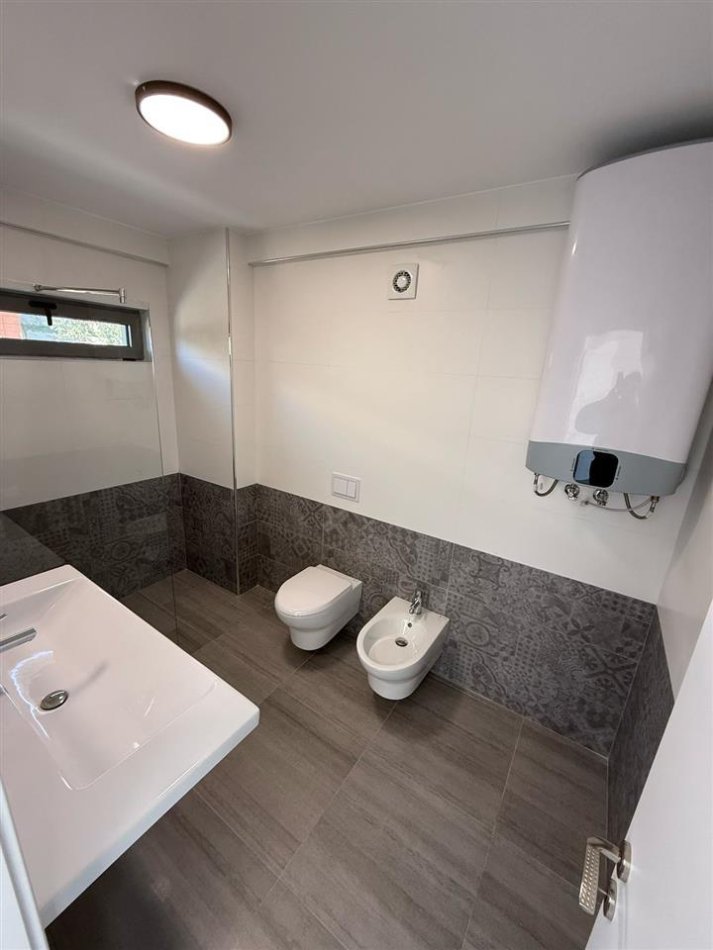 Tirane, jepet me qera Vile 3+1+Ballkon Kati 3, 220 m² 2.000 € (OLIVE GROVE)