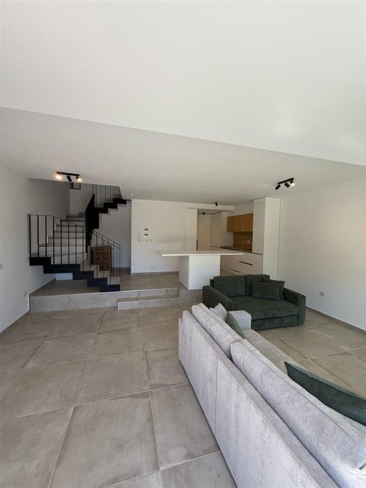Tirane, jepet me qera Vile 3+1+Ballkon Kati 3, 220 m² 2.000 € (OLIVE GROVE)