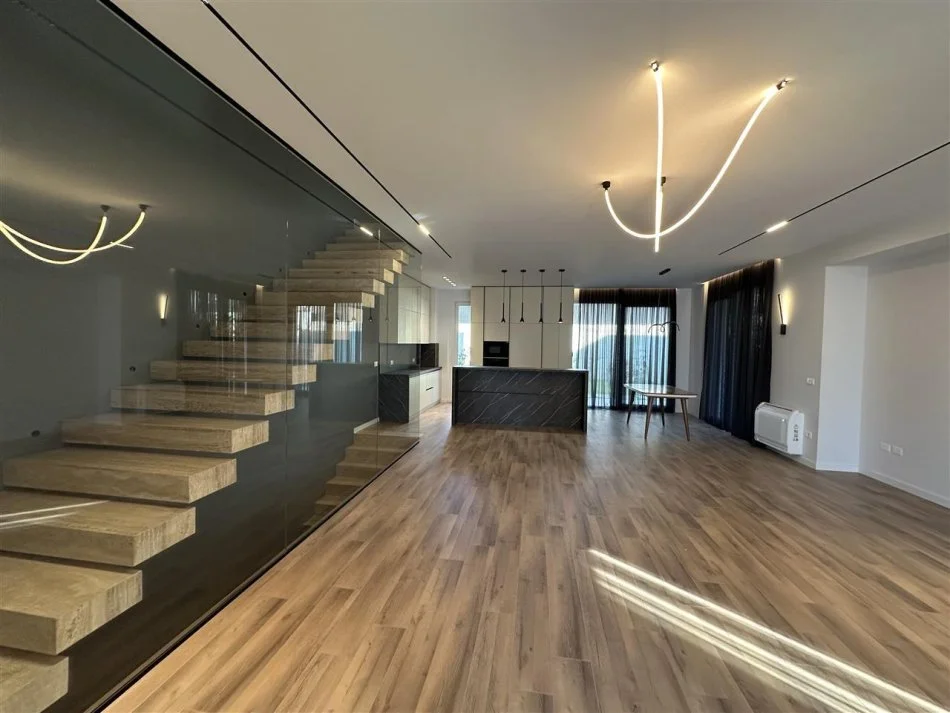 Tirane, jepet me qera Vile 3+1+Aneks+Ballkon Kati 2, 300 m² 300 € (TEG)