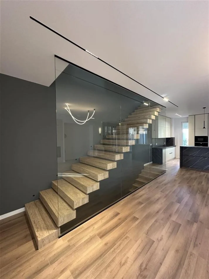 Tirane, jepet me qera Vile 3+1+Aneks+Ballkon Kati 2, 300 m² 300 € (TEG)