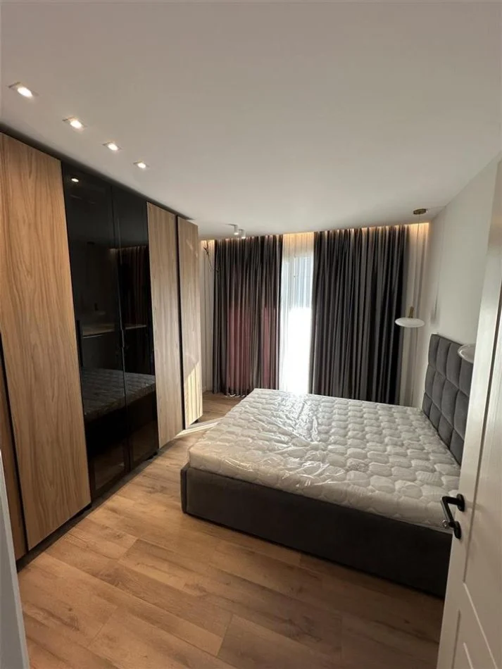 Tirane, jepet me qera Vile 3+1+Aneks+Ballkon Kati 2, 300 m² 300 € (TEG)