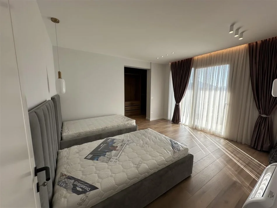 Tirane, jepet me qera Vile 3+1+Aneks+Ballkon Kati 2, 300 m² 300 € (TEG)