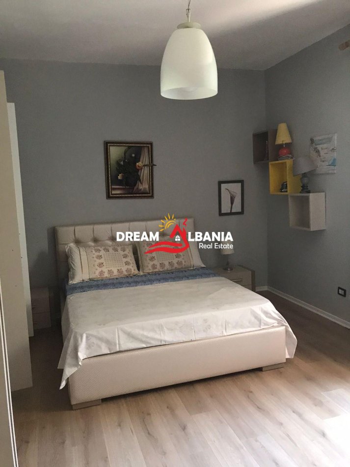 Tirane, jepet me qera Vile 2+1 , 350 m² 1.200 € (laprake)