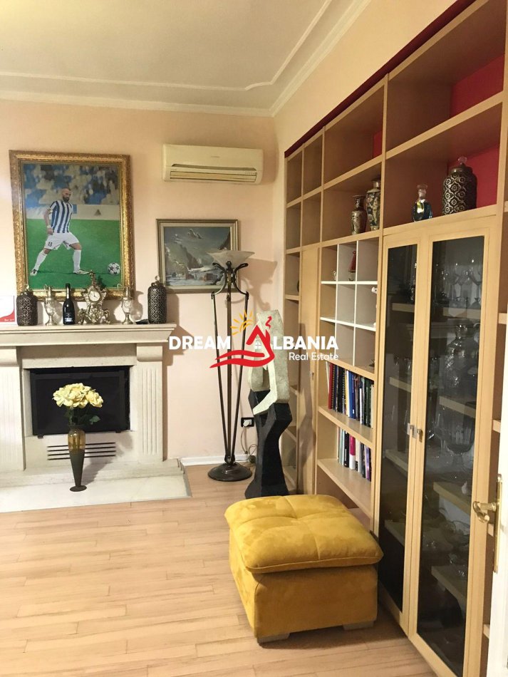 Tirane, jepet me qera Vile 2+1 , 350 m² 1.200 € (laprake)