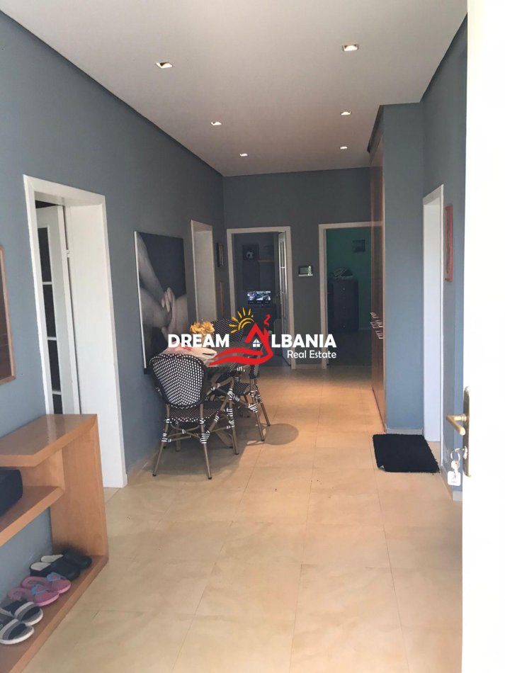 Tirane, jepet me qera Vile 2+1 , 350 m² 1.200 € (laprake)