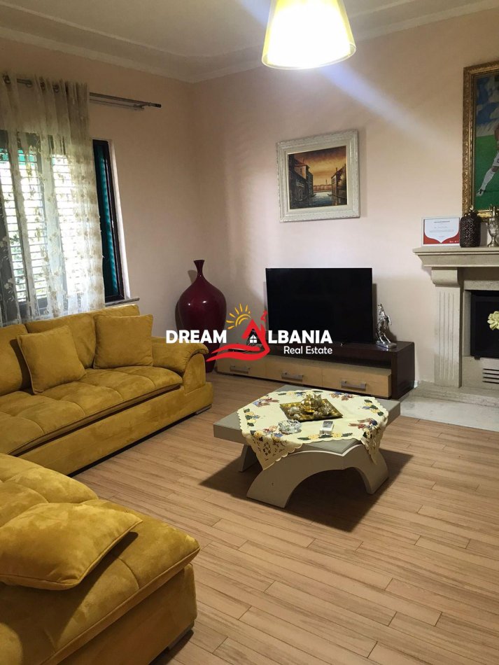 Tirane, jepet me qera Vile 2+1 , 350 m² 1.200 € (laprake)