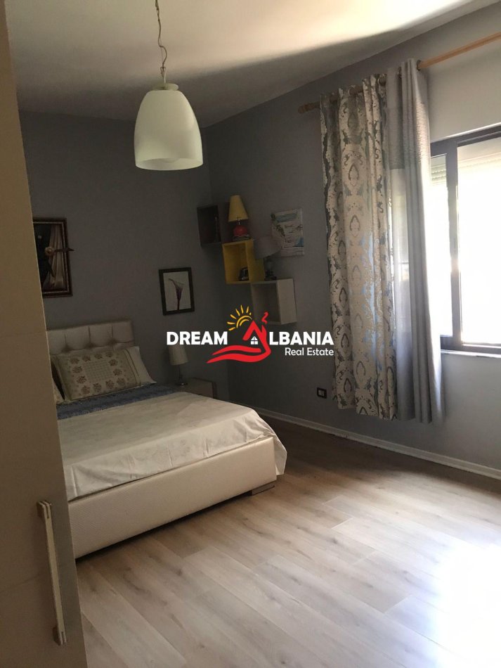 Tirane, jepet me qera Vile 2+1 , 350 m² 1.200 € (laprake)