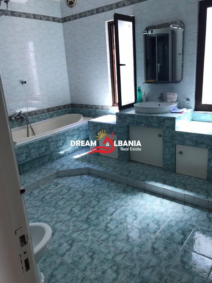 Tirane, jepet me qera Vile 2+1 , 350 m² 1.200 € (laprake)