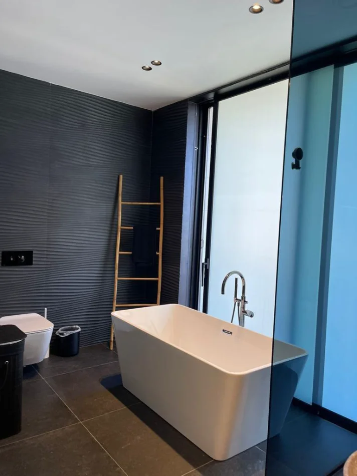 Shqiperi, jepet me qera Vile 4+1 Kati 3, 300 m² 8.000 € (FARKE)