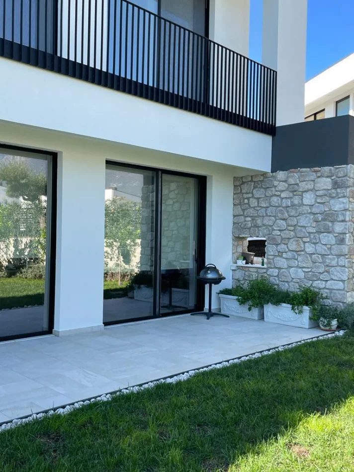 Shqiperi, jepet me qera Vile 4+1 Kati 3, 300 m² 8.000 € (FARKE)