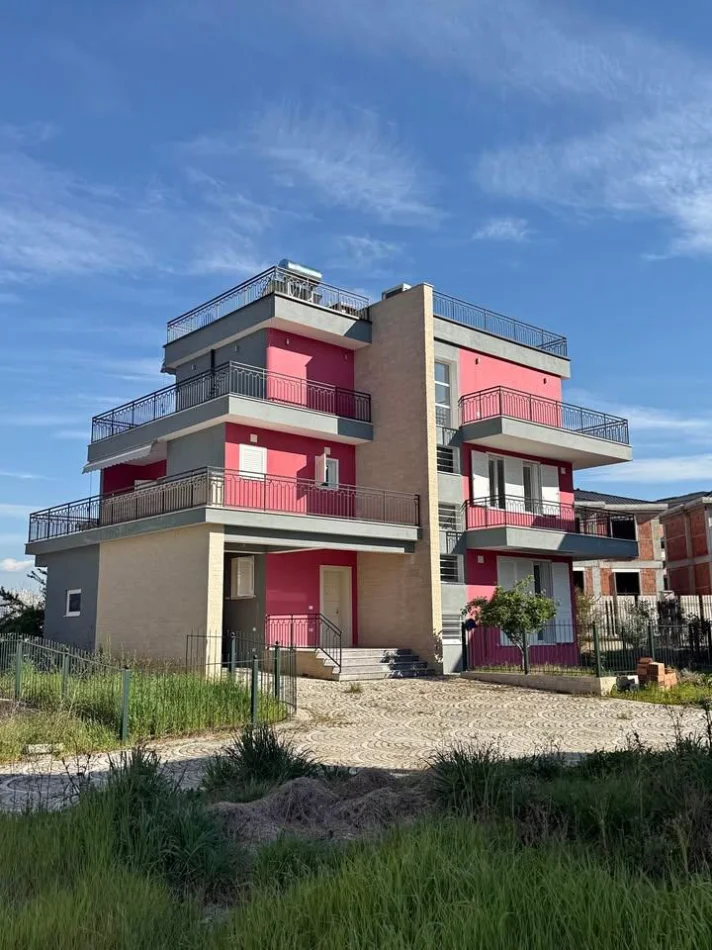 Tirane, jepet me qera Vile 5+1+Ballkon Kati 0, 722 m²