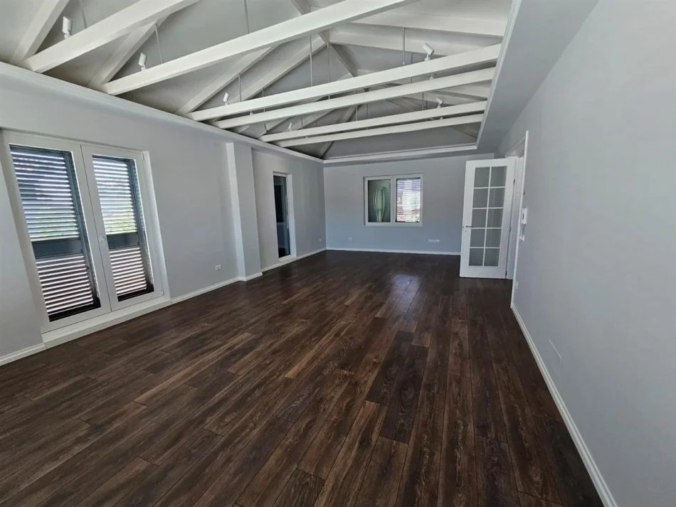 Tirane, jepet me qera Vile 3 Katshe Kati 2, 850 m² 5.000 € (Akacia Hills)