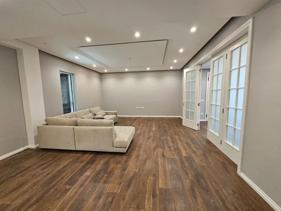 Tirane, jepet me qera Vile 3 Katshe Kati 2, 850 m² 5.000 € (Akacia Hills)