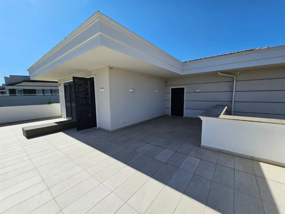 Tirane, jepet me qera Vile 3 Katshe Kati 2, 850 m² 5.000 € (Akacia Hills)