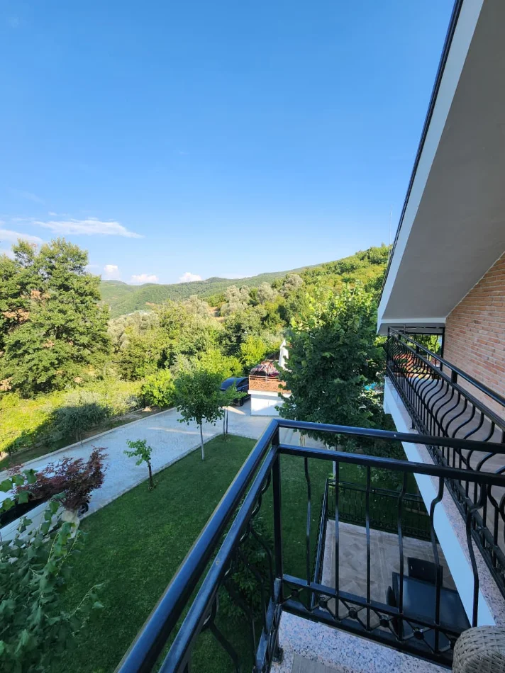 🛕SHITET:️ Vilë Magjike ✨ e Vetmja në Llojin e Saj e Dal Ndonjëherë në Treg me 5400 m² Truall dhe 300 m² Ndërtim📍( BËRZHITË - IBË ) Me Pishinë BLU 🔵