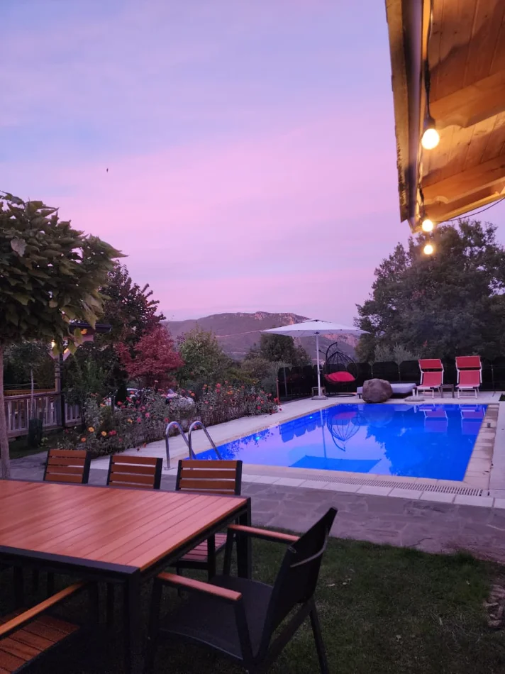 🛕SHITET:️ Vilë Magjike ✨ e Vetmja në Llojin e Saj e Dal Ndonjëherë në Treg me 5400 m² Truall dhe 300 m² Ndërtim📍( BËRZHITË - IBË ) Me Pishinë BLU 🔵