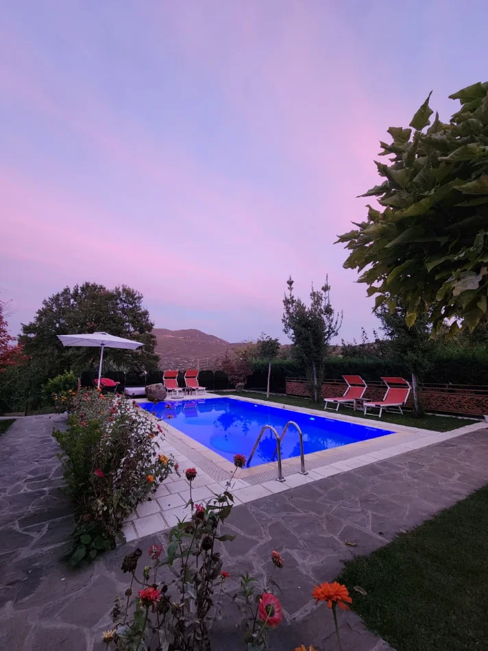 🛕SHITET:️ Vilë Magjike ✨ e Vetmja në Llojin e Saj e Dal Ndonjëherë në Treg me 5400 m² Truall dhe 300 m² Ndërtim📍( BËRZHITË - IBË ) Me Pishinë BLU 🔵