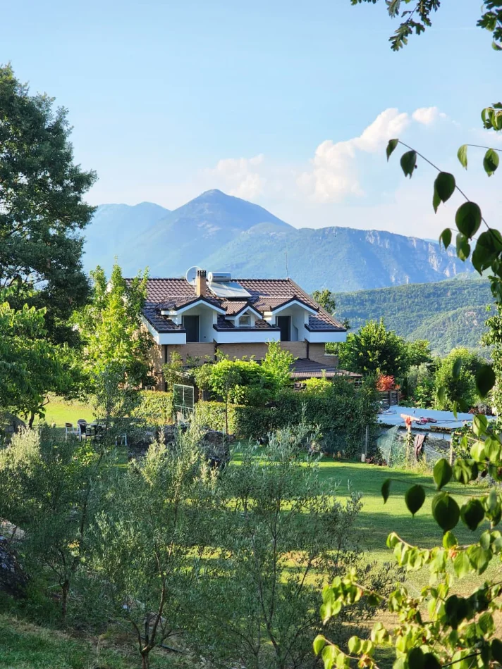 🛕SHITET:️ Vilë Magjike ✨ e Vetmja në Llojin e Saj e Dal Ndonjëherë në Treg me 5400 m² Truall dhe 300 m² Ndërtim📍( BËRZHITË - IBË ) Me Pishinë BLU 🔵