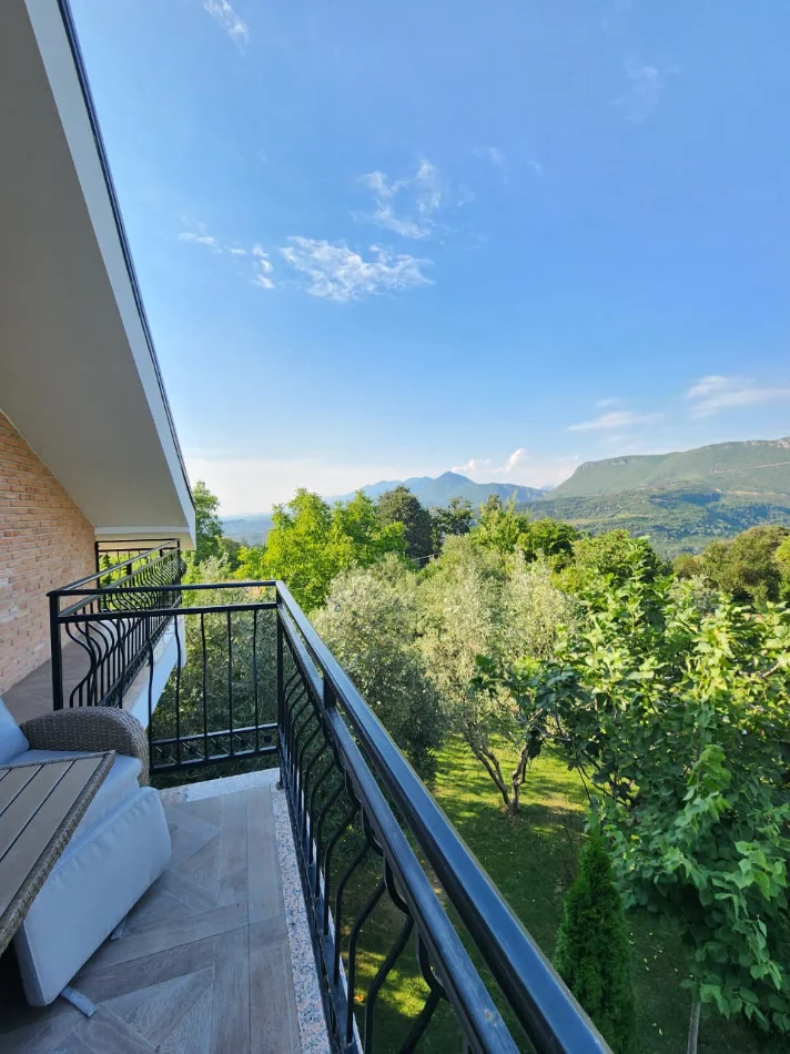 🛕SHITET:️ Vilë Magjike ✨ e Vetmja në Llojin e Saj e Dal Ndonjëherë në Treg me 5400 m² Truall dhe 300 m² Ndërtim📍( BËRZHITË - IBË ) Me Pishinë BLU 🔵