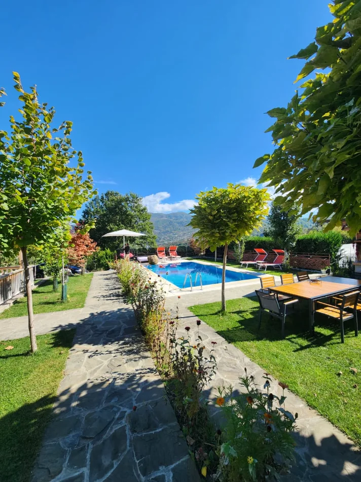 🛕SHITET:️ Vilë Magjike ✨ e Vetmja në Llojin e Saj e Dal Ndonjëherë në Treg me 5400 m² Truall dhe 300 m² Ndërtim📍( BËRZHITË - IBË ) Me Pishinë BLU 🔵
