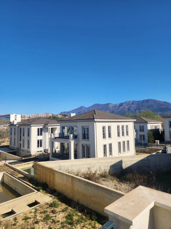 SHITET: Vilë Individuale +Pishine 📍 Rolling Hills II - TEG  🌐 5 Dh.Gjumi & 6wc, 516.09 m² Truall |  Fazë Perfundimtare (1.5M€)🔥