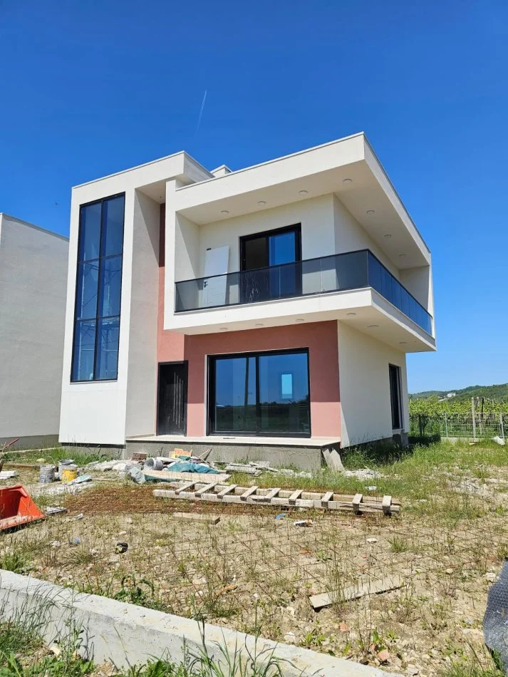 OKAZION‼️SHITET : Vile individuale në Gjirin e Lalzit🏖️ + pishinë vetëm 5 minuta larg detit || 350,000€