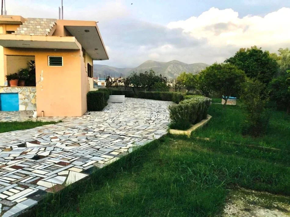 SHITET : ☄️Shtëpi + Truall ( Sarandë 12 Km nga Deti  🌊⛱️)  455.5 m² ndërtim & 272 m² truall  ( me 550€/m²) 🌪️😮 250.000€