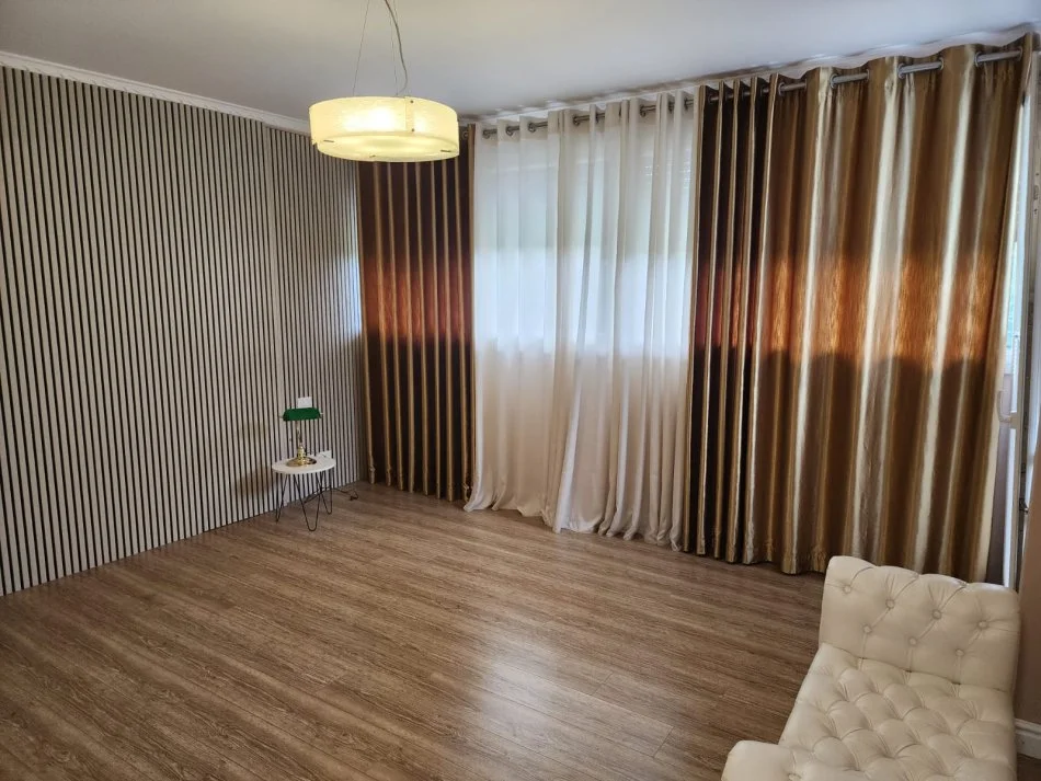 Tirane, jepet me qera Vile 3+1 Kati 2, 200 m² 2.000 € (LONG HILL)