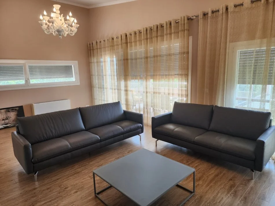 Tirane, jepet me qera Vile 3+1 Kati 2, 200 m² 2.000 € (LONG HILL)