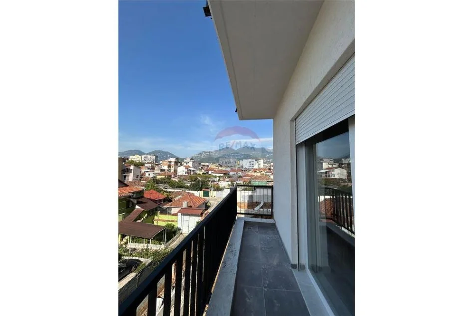 Tirane, jepet me qera apartament 1+1+Aneks+Ballkon Kati 3, 90 m² 620 € (Brryli)