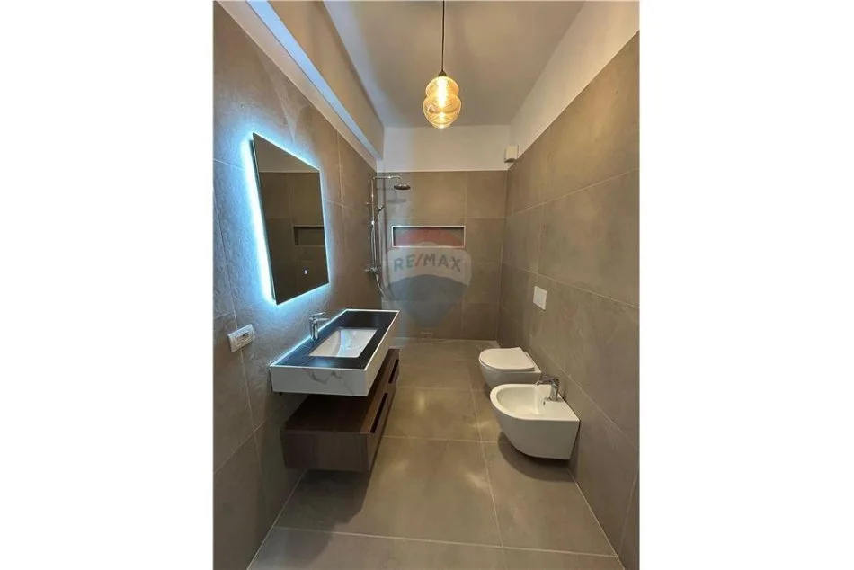 Tirane, jepet me qera apartament 1+1+Aneks+Ballkon Kati 3, 90 m² 620 € (Brryli)