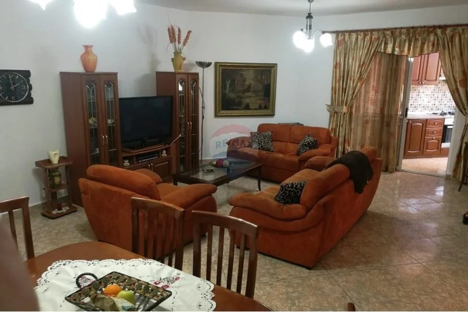 Tirane, jepet me qera apartament 2+1+Ballkon Kati 4, 100 m² 620 € (Komuna Parisit)