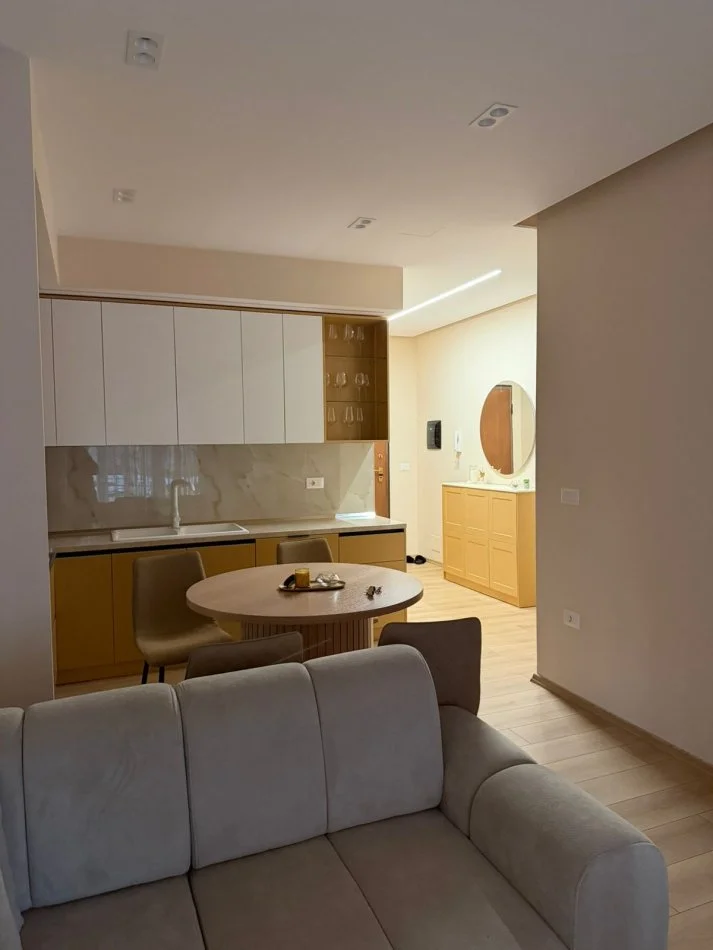 Tirane, jepet me qera apartament 2+1+Ballkon Kati 4, 114 m² 850 € (don bosko)