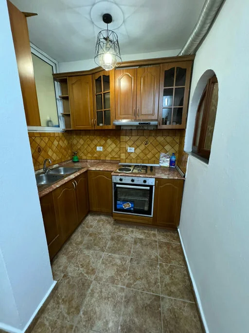 Tirane, jepet me qera apartament 2+1+Ballkon Kati 4, 80 m² 500 € (Rruga "Kavajes")