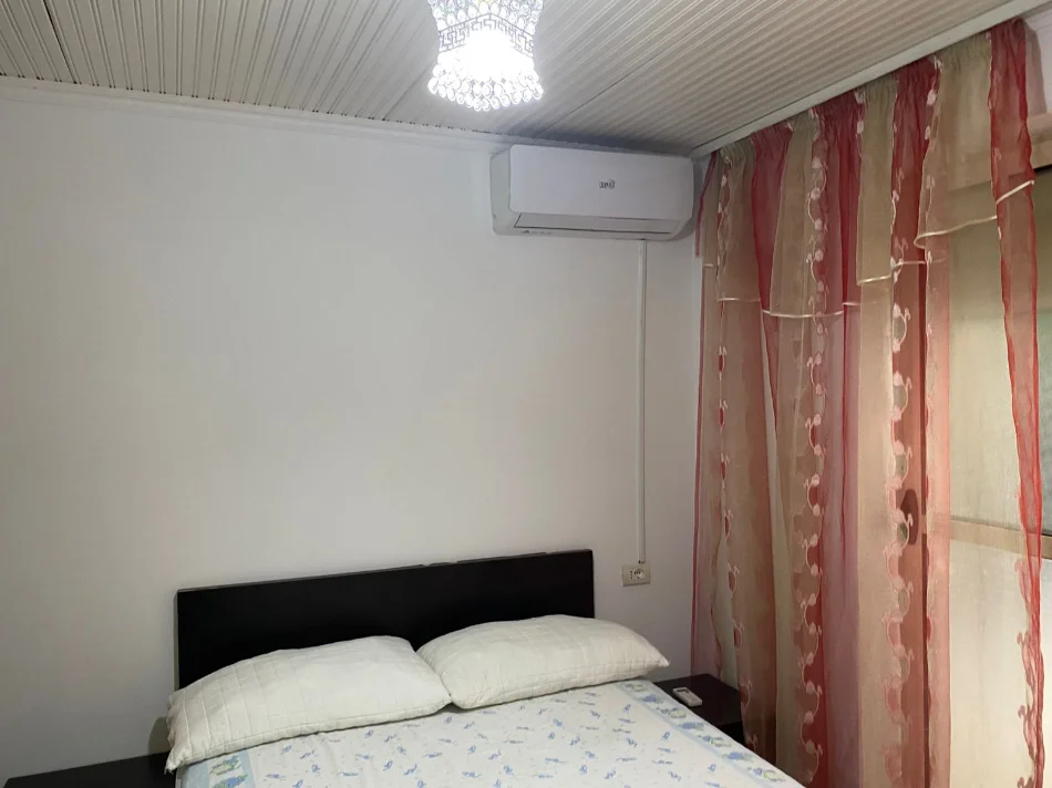Tirane, jepet me qera shtepi 1+1+Ballkon Kati 0, 54 m² 450 € (ne rrugen Komuna Parisit Tirane.)