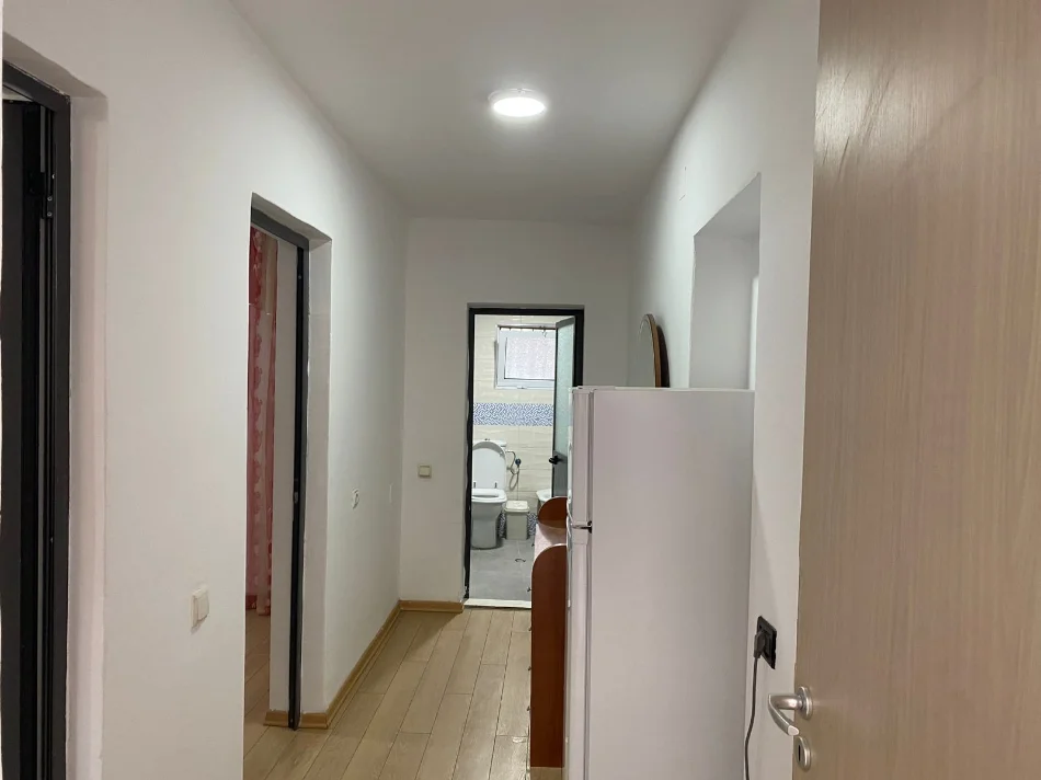 Tirane, jepet me qera shtepi 1+1+Ballkon Kati 0, 54 m² 450 € (ne rrugen Komuna Parisit Tirane.)