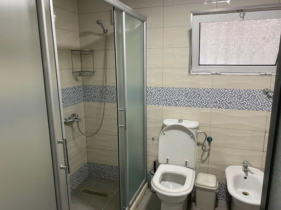Tirane, jepet me qera shtepi 1+1+Ballkon Kati 0, 54 m² 450 € (ne rrugen Komuna Parisit Tirane.)