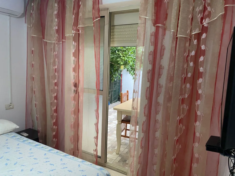 Tirane, jepet me qera shtepi 1+1+Ballkon Kati 0, 54 m² 450 € (ne rrugen Komuna Parisit Tirane.)