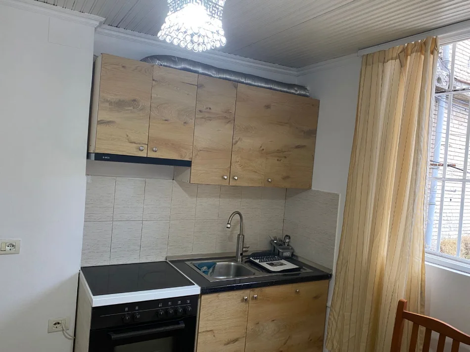 Tirane, jepet me qera shtepi 1+1+Ballkon Kati 0, 54 m² 450 € (ne rrugen Komuna Parisit Tirane.)
