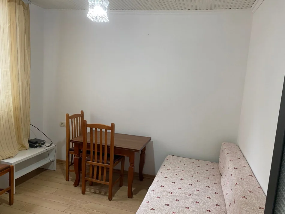 Tirane, jepet me qera shtepi 1+1+Ballkon Kati 0, 54 m² 450 € (ne rrugen Komuna Parisit Tirane.)