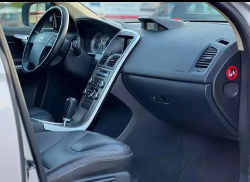 Tirane, shitet SUV Volvo XC60 Nafte, gri metalizato automatik 240.000 km 6.700 €