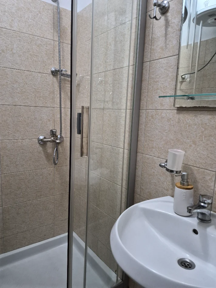 Tirane, jepet me qera apartament 1+1 Kati 1, 30 m² 395 € (RR Qemal Stafa perballe Shkolles Fan Noli)