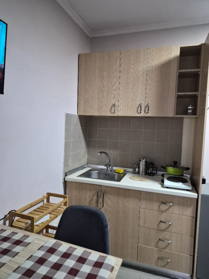 Tirane, jepet me qera apartament 1+1 Kati 1, 30 m² 395 € (RR Qemal Stafa perballe Shkolles Fan Noli)