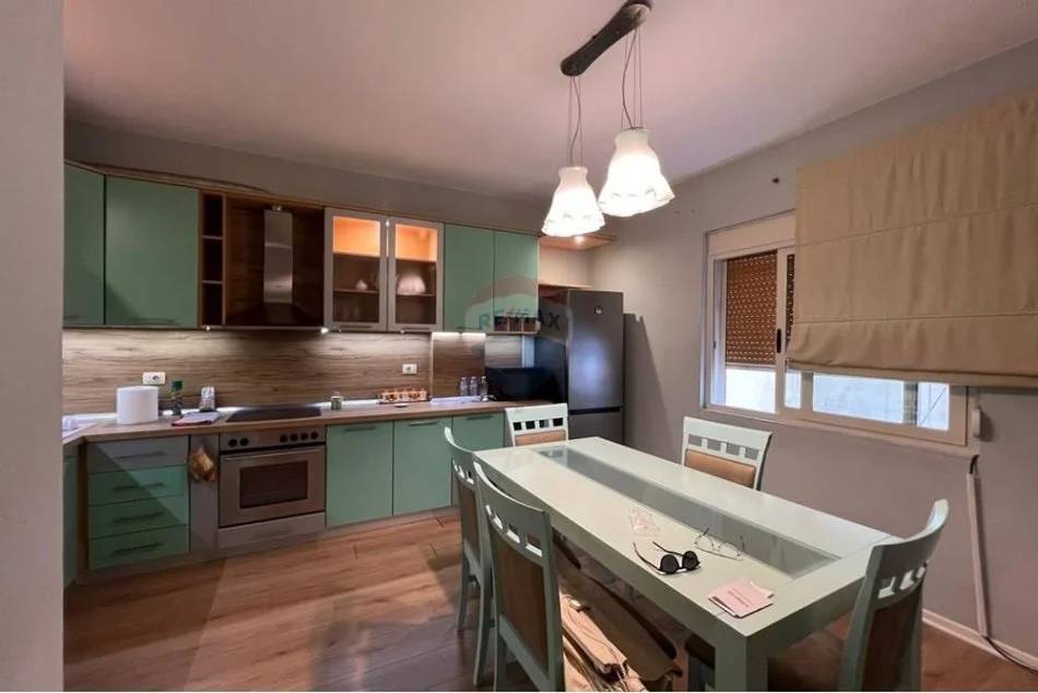 Tirane, jepet me qera apartament 1+1 Kati 3, 90 m² 700 € (Vasil Shanto)