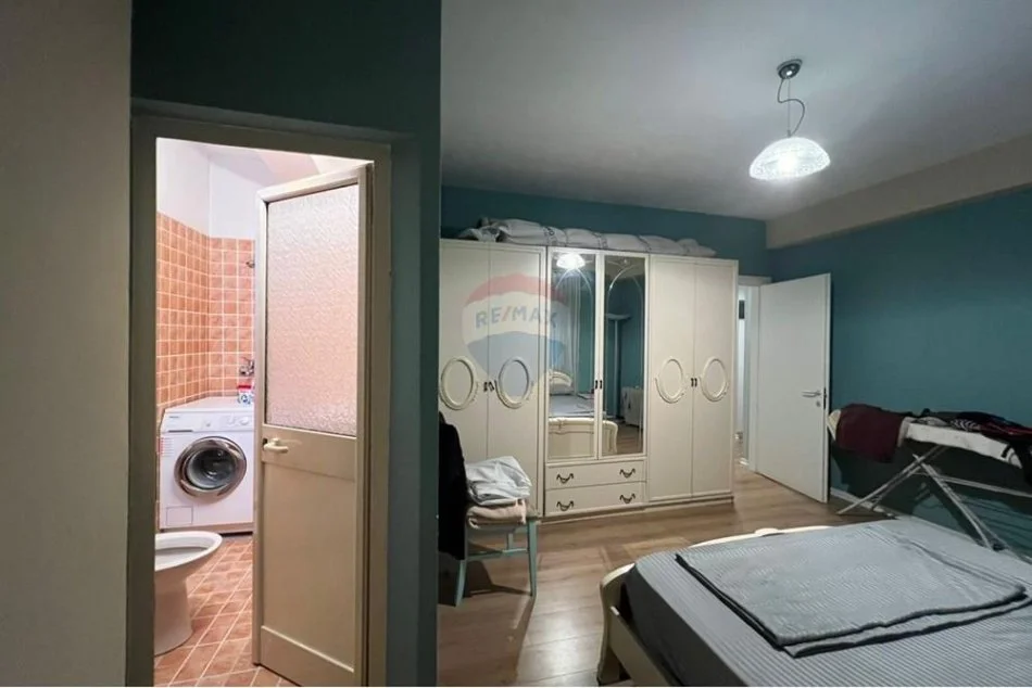 Tirane, jepet me qera apartament 1+1 Kati 3, 90 m² 700 € (Vasil Shanto)