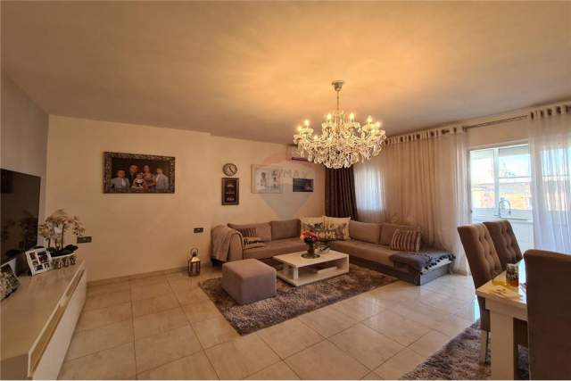 Tirane, jepet me qera apartament 2+1+BLK Kati 5, 93 m² 450 Euro (MYSLYM SHYRI)