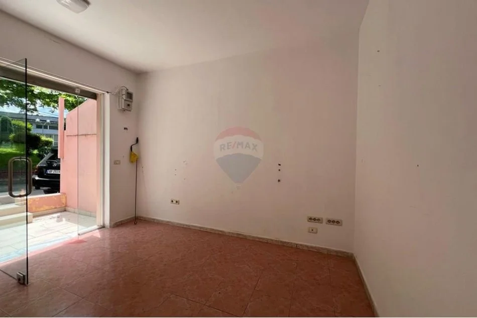Tirane, jepet me qera dyqan Kati 0, 14 m² 160 € (Pjetër Budi)
