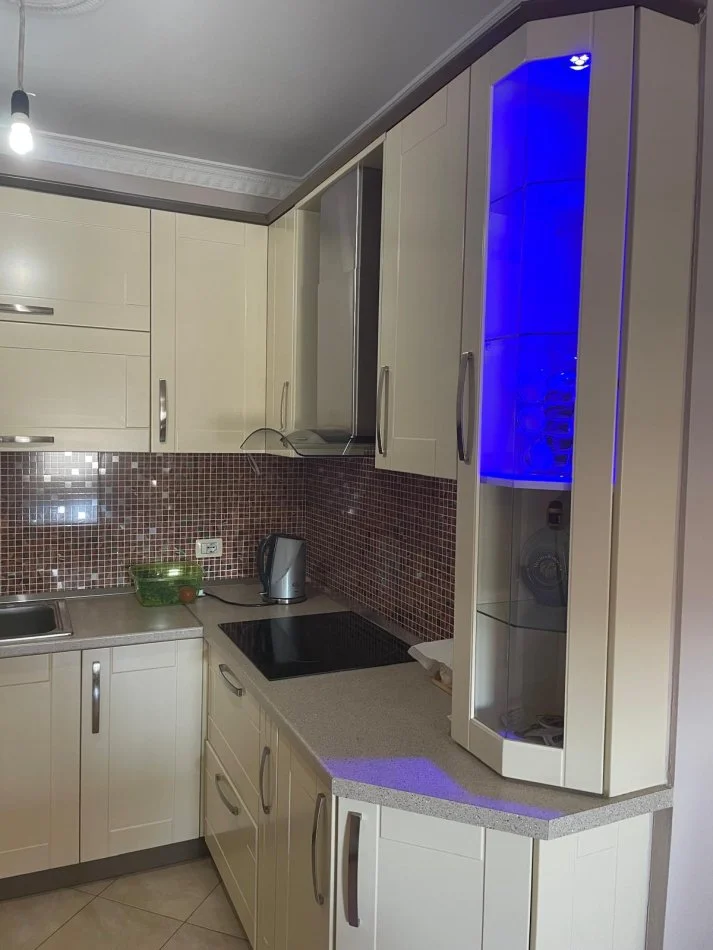 Tirane, jepet me qera apartament 2+1 Kati 3, 102 m² 600 € (Rruga. Jordan Misja)