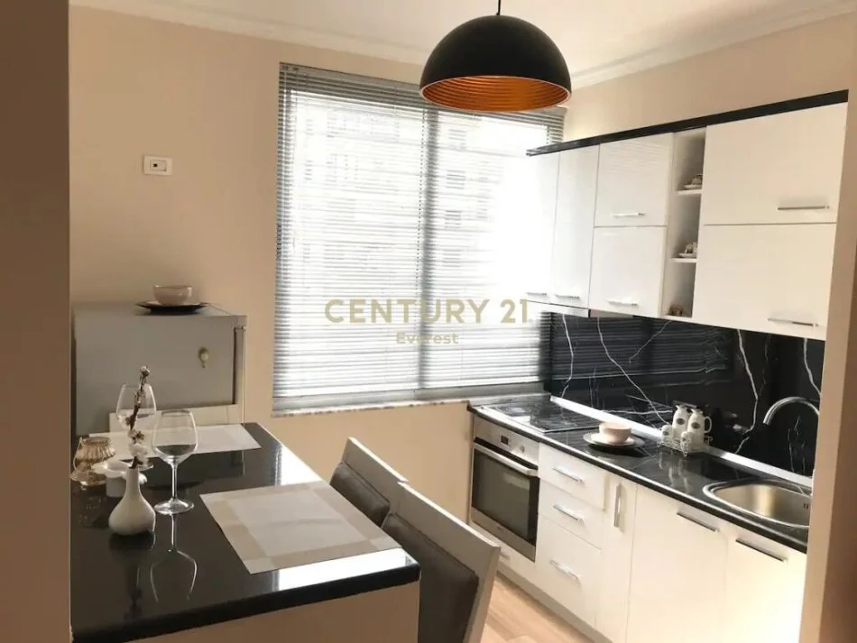 Tirane, jepet me qera apartament 1+1 Kati 5, 60 m² 650 € (Rruga e Barrikadave)