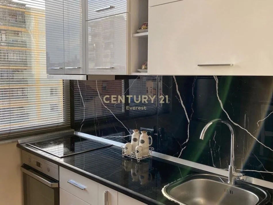 Tirane, jepet me qera apartament 1+1 Kati 5, 60 m² 650 € (Rruga e Barrikadave)